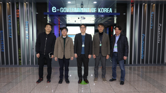 이형식 조달청 공정조달국장(왼쪽 세번째)이 26일 국가정보자원관리원을 찾아 나라장터 서버 배치 상황을 점검하고, 시스템 과부하로 인한 장애 예방 방안에 대해 논의를 나눴다.  조달청 제공
